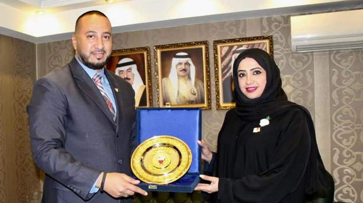 Wael Mattar, country manager Egypt, Gulf Air receiving an award from Kholoud Rashed Matar,  cultural counselor, Kingdom of Bahrain in Egypt