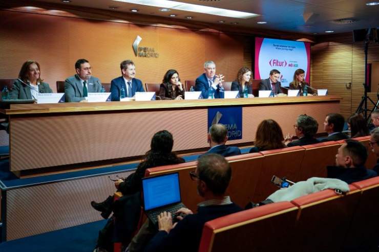 From left to right: Mar&iacute;a Valcarce, Director of the International Tourism Trade Fair; Miguel Agui&ntilde;iga Rodr&iacute;guez, Head of the Unit for Innovation, Sustainability and Tourism Professionalisation at Mexico&rsquo;s Secretariat of Tourism; Mariano de Paco, Regional Minister for Culture, Tourism and Sport of the Community of Madrid; Sheika Alnuwais, Secretary General of UN Tourism; Jos&eacute; Vicente de los Mozos, Chairman of the Executive Committee of IFEMA MADRID; Rosario S&aacute;nchez, Secretary of State for Tourism at Spain&rsquo;s Ministry of Industry and Tourism; Marco Sansavini, Chair of the FITUR Organising Committee and President of Iberia; and Almudena Ma&iacute;llo del Valle, Head of the Delegated Area for Tourism of Madrid City Council.