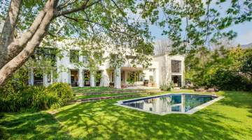 A tranquil modern three-bedroom villa in the serene neighborhood of Bishopscourt, Cape Town